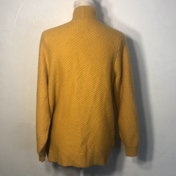 Abercrombie & Fitch Size Medium Mustard Yellow 2 pockets so soft - Picture 6 of 7